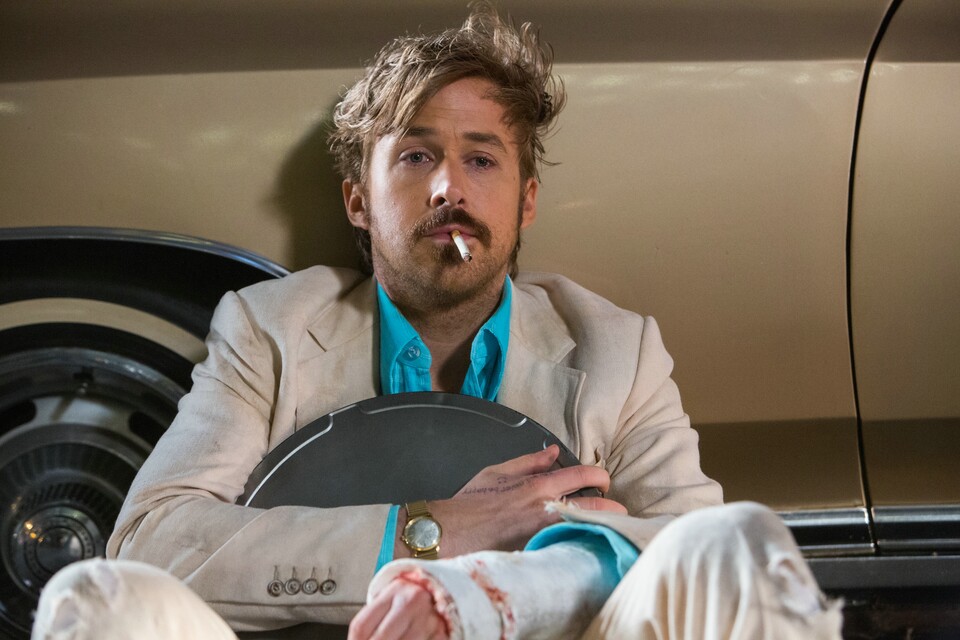 Sichtbar mitgenommen statt heldenhaft: Ryan Gosling in »The Nice Guys«