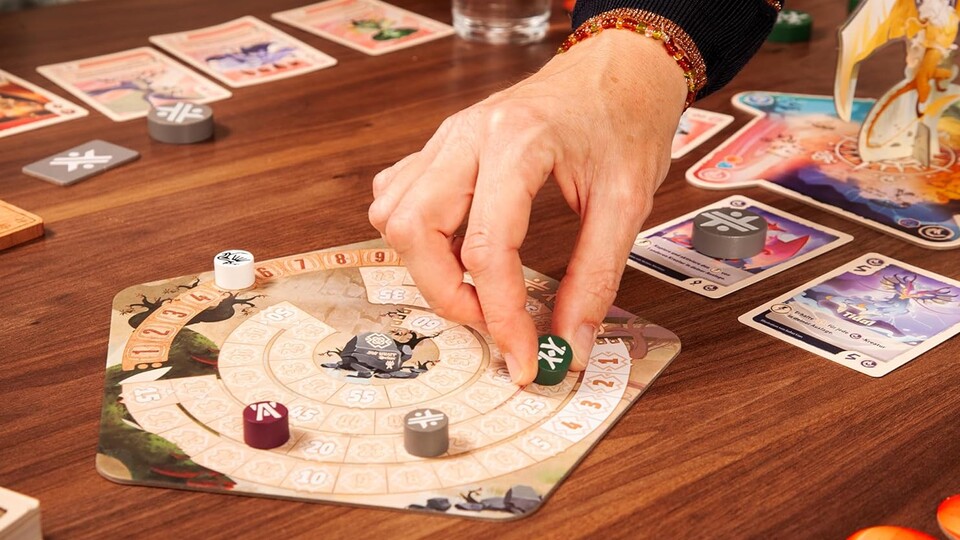 Die wunderschönen Karten sind mit bezaubernden Illustrationen bedruckt und auch die Spielsteine passen sich der mystischen-Atmosphäre perfekt an!