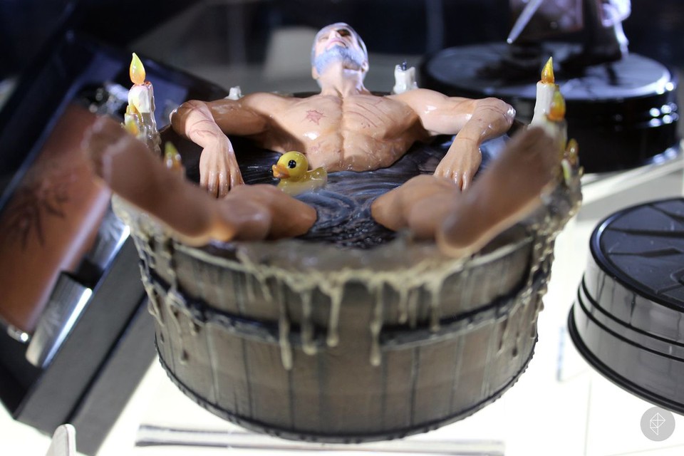 The Witcher 3-Statue zeigt Geralt in der Badewanne.
