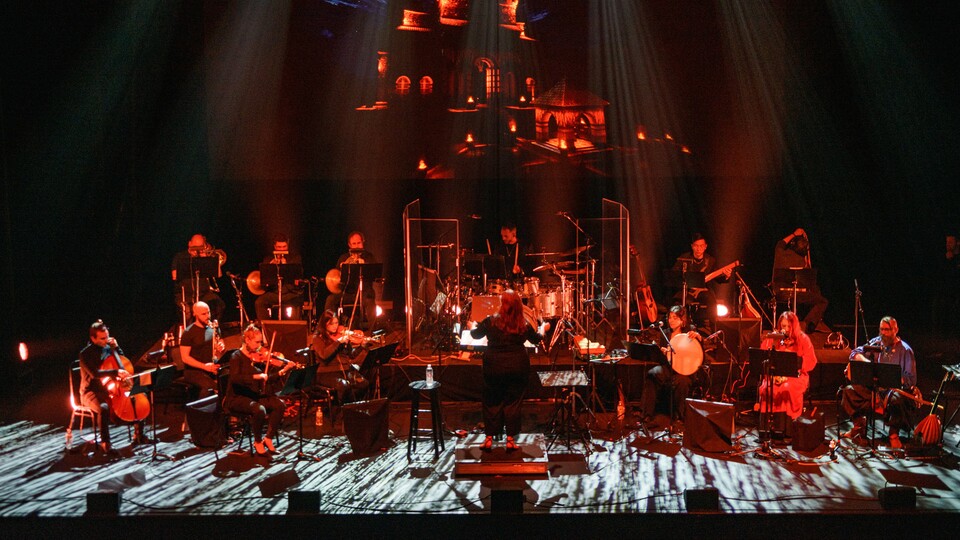 Neben der Musik könnt ihr auch spektakuläre visuelle Effekte bewundern. © Ethan Lindhout