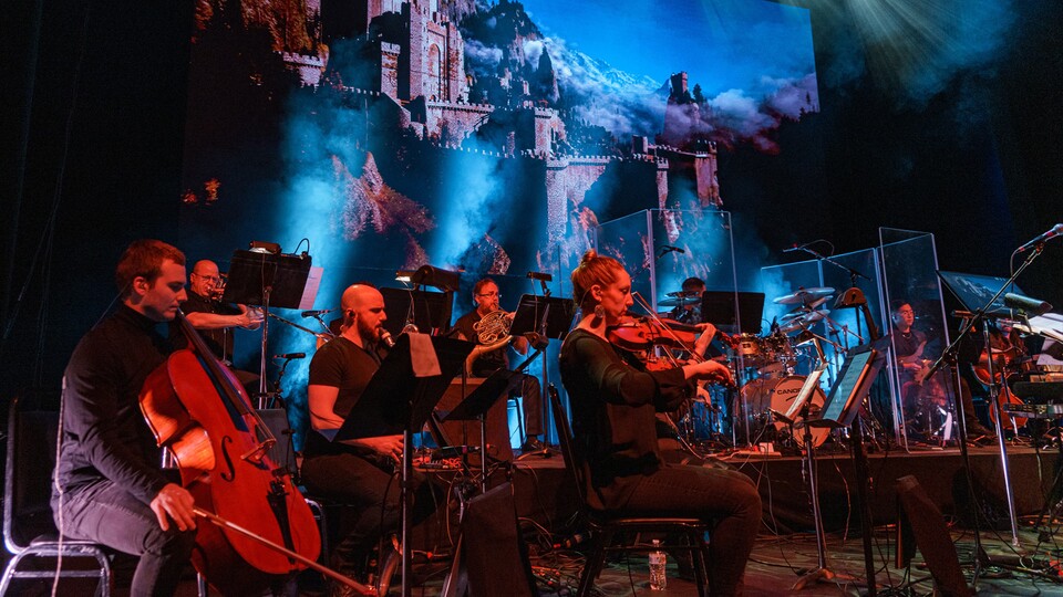 Co-Komponist Marcin Przybyłowicz wird zusammen mit einem 14-köpfigen Ensemble die Vorführung leiten. © Ethan Lindhout