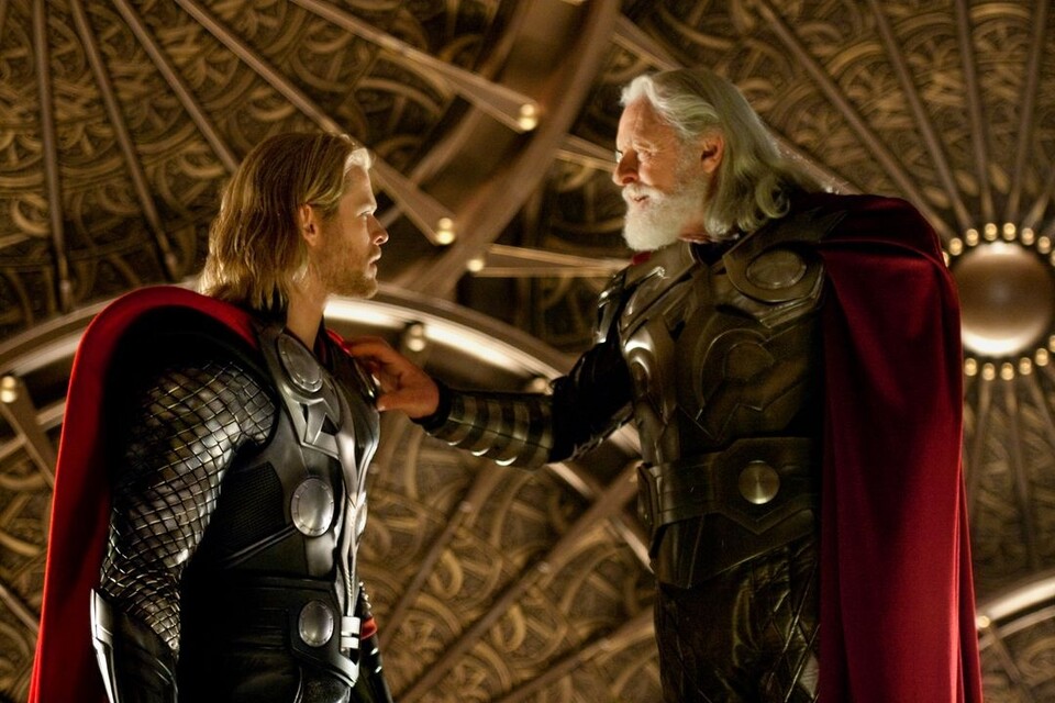 Thor (Chris Hemsworth) mit seinem Vater Odin (Anthony Hopkins)