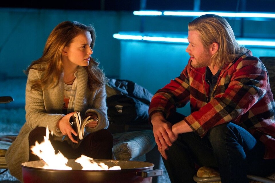Jane (Natalie Portman) hilft Thor (Chris Hemsworth) sich in der für ihn fremden Welt der Menschen zurechtzufinden.