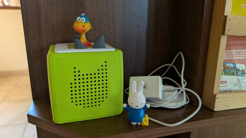 Hier auf dem Bild seht ihr unsere Toniebox mit Furzipups, dem Knatterdrachen (super Tonie, btw!). Und mein persönlicher Nemesis: Miffy ...
