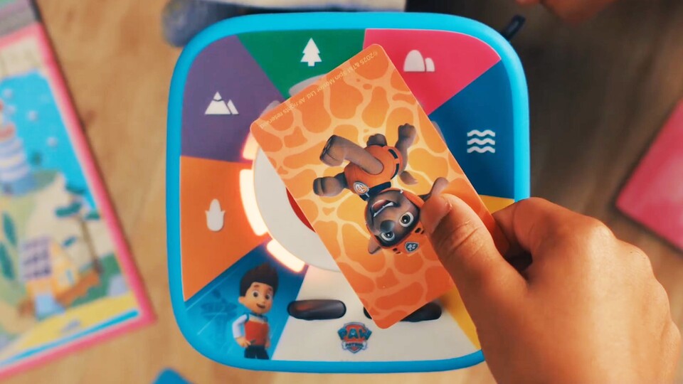Sobald die passende Karte auf die Box gelegt wurde, geht das intertaktive Hörspiel weiter.