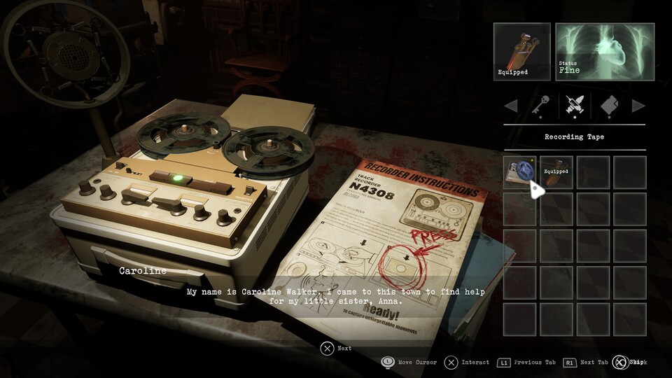 Gespeichert wird n diesen Geräten und nach wichtigen Story-Momenten fasst Caroline noch mal alles zusammen. Wir hören sie dann aus dem DualShock sprechen.