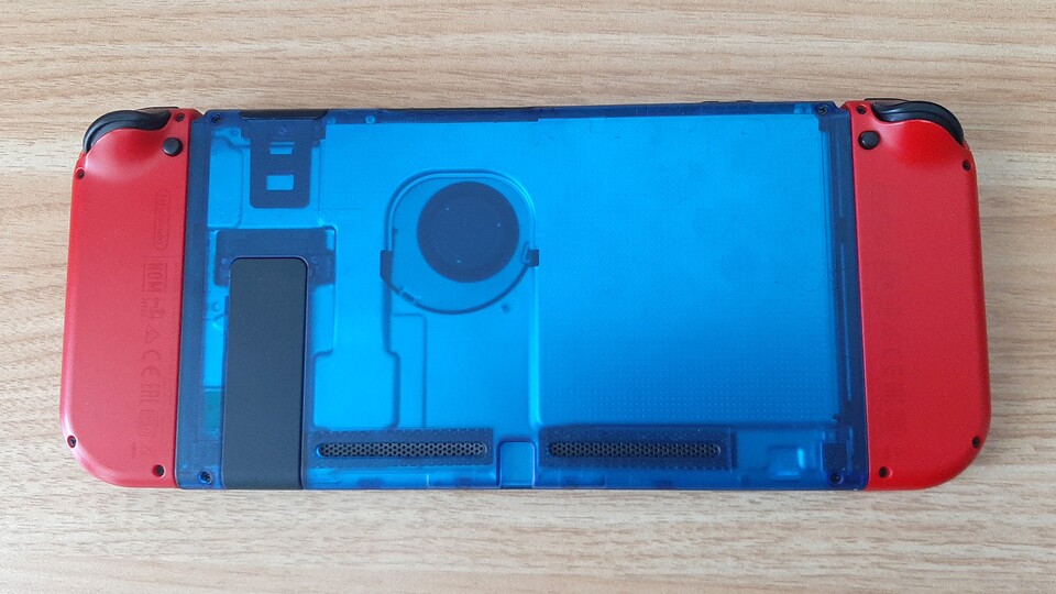 Die Mario-esque Kombo aus Rot und Blau mag ich sehr gern, dass der Einbau aber trotz eigentlich weniger Schrauben so nervig war, eher nicht.