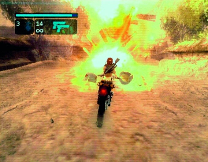 Während der Motorrad-Jagden nutzt ihr Sprungrampen und ballert auf Explosivfässer oder dreiste Söldner. (Xbox)