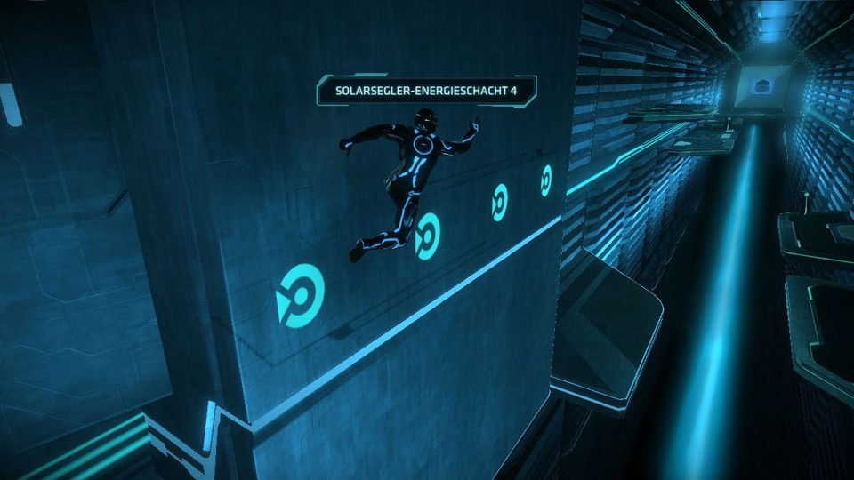 Systemwächter mit Ninja-Fähigkeiten: Eure Spielfigur läuft bei Bedarf an senkrechten Wänden entlang. [PS3]