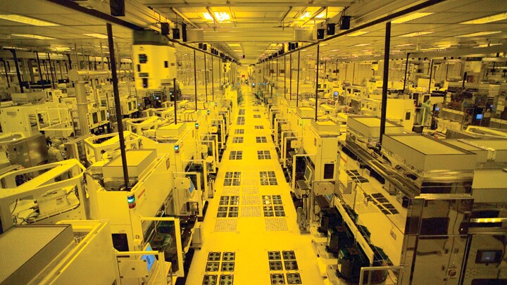 Jede einzelne Maschine in den Fabriken von TSMC kostet allein mehrere zehntausend Dollar.