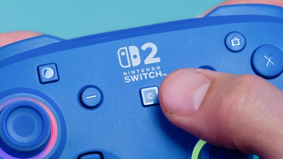Dank Nintendo-Lizenz darf der Controller das offizielle Logo tragen und verfügt auch über einen C-Knopf für die Chat-Funktionen der Konsole.
