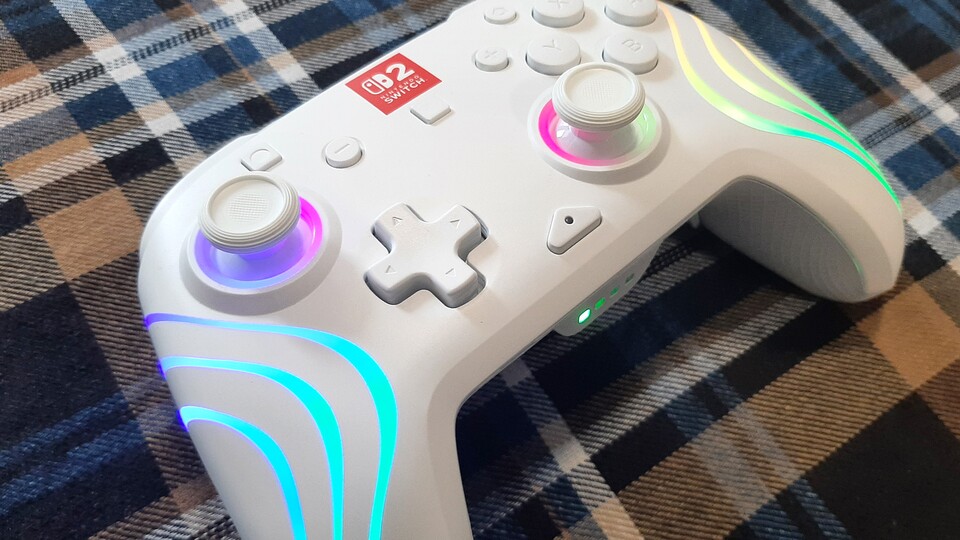 Die RGB-Lichter sind sehr intensiv und können in ihren Farben eingestellt werden. Lediglich die Helligkeit lässt sich nicht festlegen, sind sie euch also einen Ticken zu grell, könnt ihr das nicht ändern.