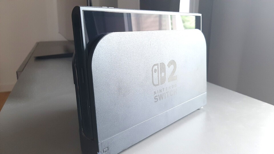 Mittlerweile habe ich ein paar Gummiknubbelchen unterhalb der Dock-Front angebracht, damit sich die Switch 2 ein paar Grad nach hinten neigt und nicht mehr nach vorn fallen kann. Allzu stabil ist die TV-Station dennoch nicht.