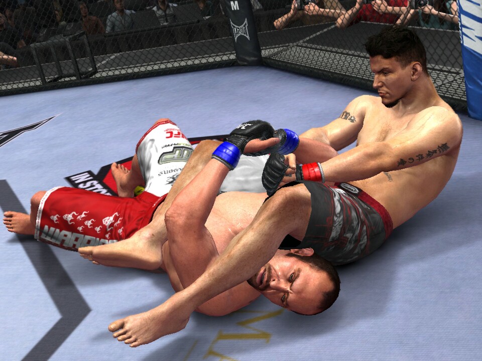 UFC Undisputed 2010: er beim Bodenkampf unten liegt, sollte sich befreien, bevor der Gegner einen Aufgabegriff ansetzt.