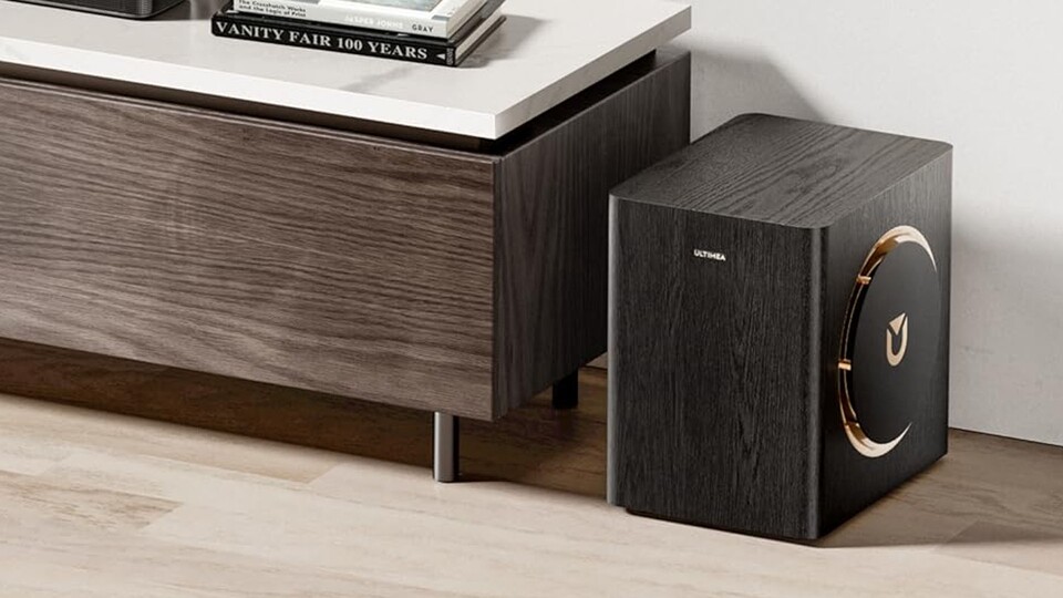 Der externe Subwoofer trumpft mit einem edle Holzgehäuse auf.