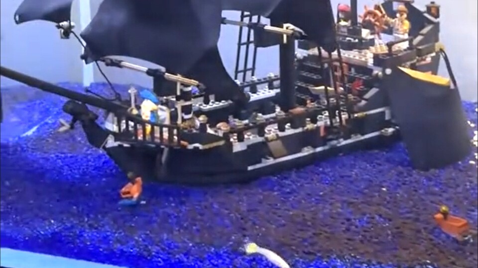 ..und die Black Pearl sinkt doch! (Bild: tiktok.com@brickbling8video7558877277300231438)
