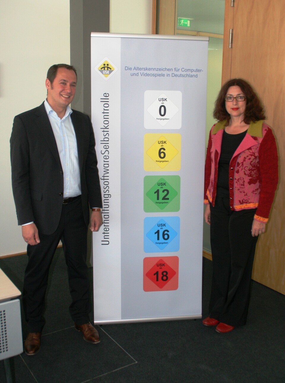 Die neuen USK-Kennzeichen gelten seit Juni (das Bild zeigt USK-Geschäftsführer Olaf Wolters und Monika Griefan, Sprecherin der SPD-Bundestagsfraktion für Kultur und Medien, bei der Vorstellung).