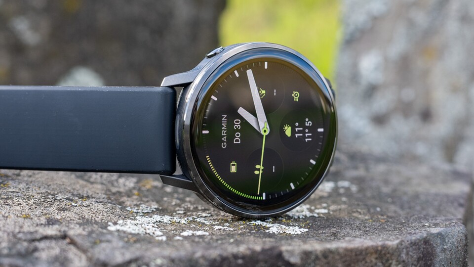 Im Vergleich zu anderen Modellen ist die Uhr wirklich leicht und extrem dünn. So merkt ihr es kaum, dass ihr eine Uhr am Handgelenk habt.