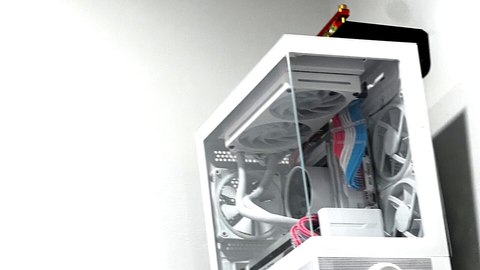 Wall-Mounted PC, anyone? (Bild: reddit.comuserCobblerOdd2876)