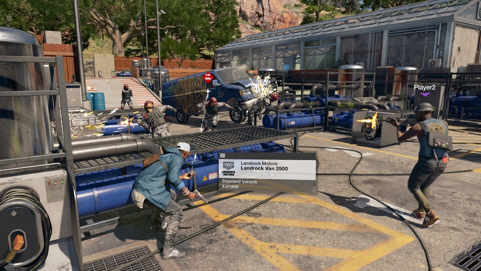 Aus der Deckung heraus ein Auto in eine Gegnergruppe lenken - so löst man in Watch Dogs 2 Probleme.