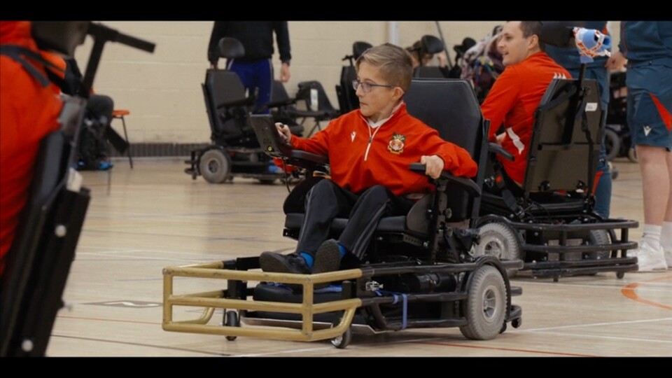 Auch eine Powerchair-Mannschaft ist Teil des Wrexham Fußballklubs. (©DisneyHuluFX Networks)