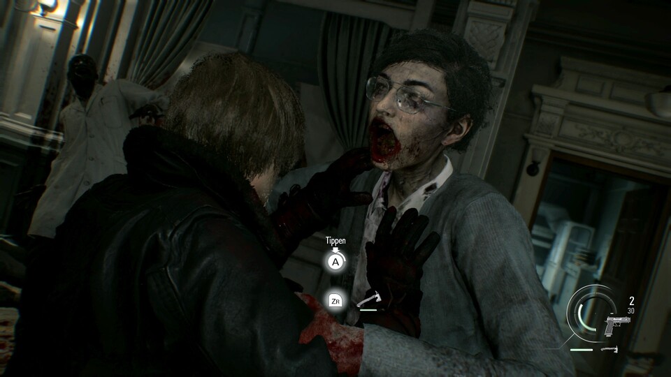 Leon kann seine Axt verwenden, Grace ist aber darauf angewiesen, Zombies mit ihren Händen wegzustoßen. Das geht auch ohne Getippe.