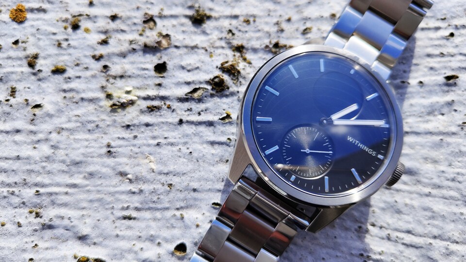 Das gute Stück hält 35 Tage am Stück durch. Ihr habt also wirklich über einen Monat Ruhe vorm Kabel.