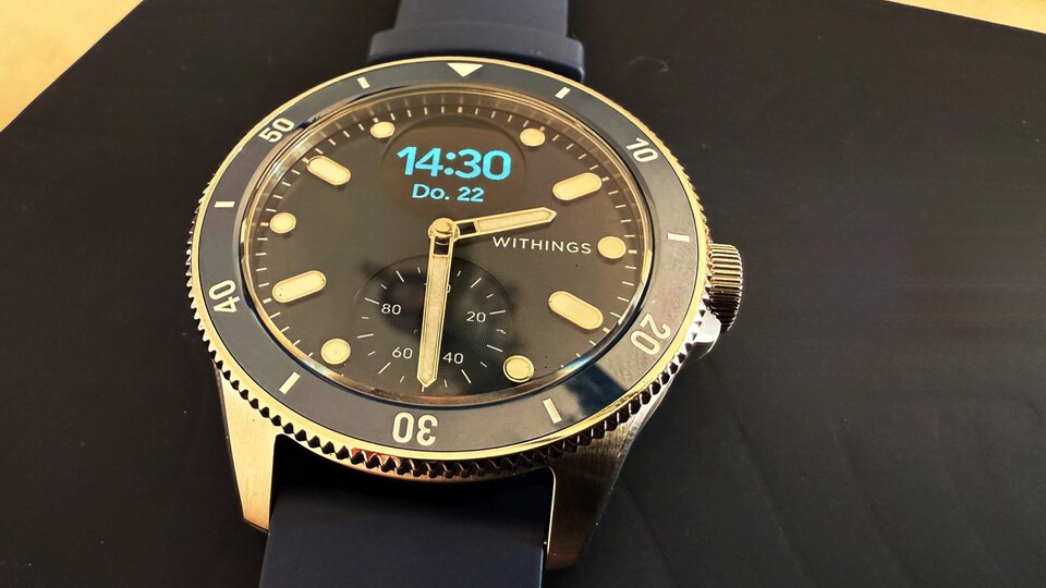 Hier seht ihr das kleine Display im Ziffernblatt. Es zeigt euch nur die wichtigsten Daten an und es geht nur an, wenn ihr auch wirklich draufschaut.