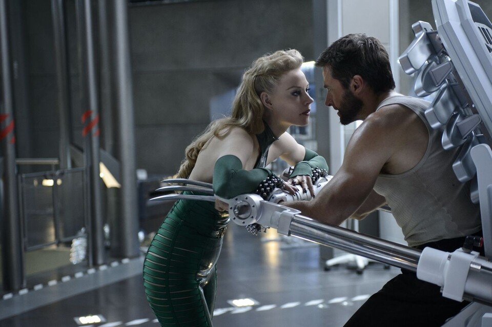 Viper (Svetlana Khodchenkova ) glaubt, sie habe Wolverine (Hugh Jackman) schutzlos vor sich.