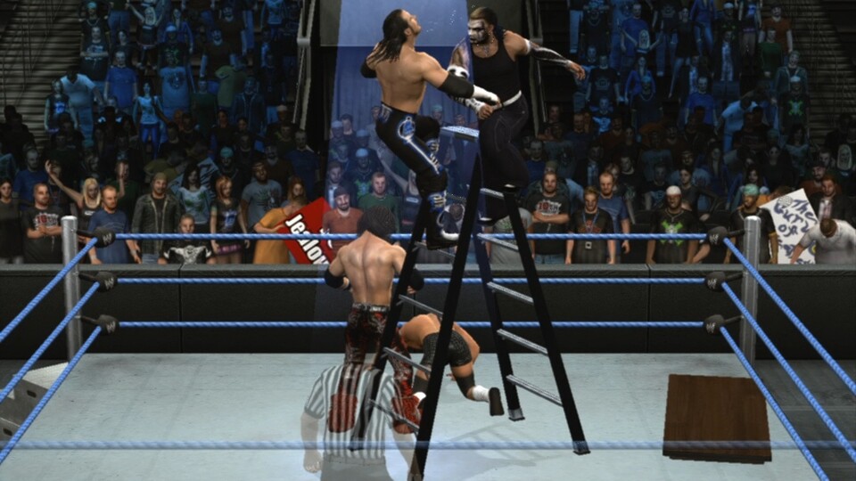WWE Smackdown vs. Raw 2010: Natürlich dürfen bei einem vernünftigen WWE-Spiel auch Tische, Stühle und Leitern nicht fehlen!