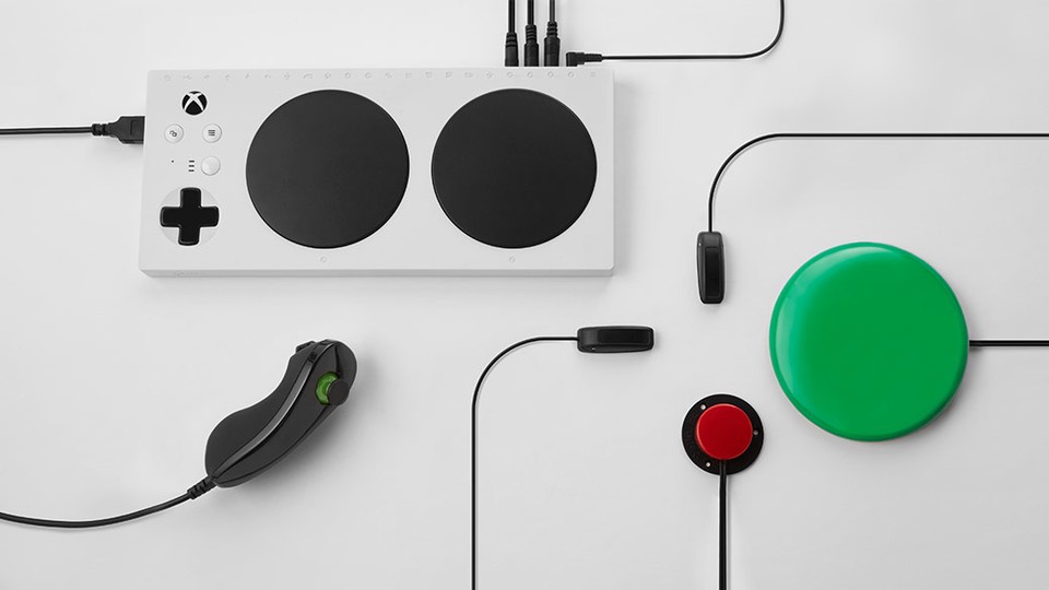 Beim Xbox Adaptive Controller können die Buttons auch auf Knöpfe gelegt werden, die zum Beispiel mit dem Knie bedient werden. 