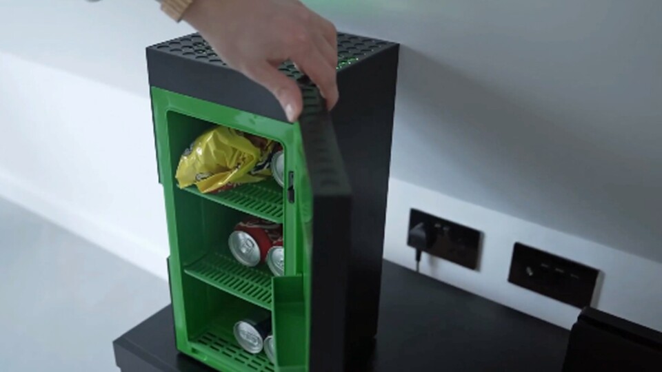 Snacks, Coca Cola und Mountain Dew passen noch so eben in den Xbox Mini Fridge.