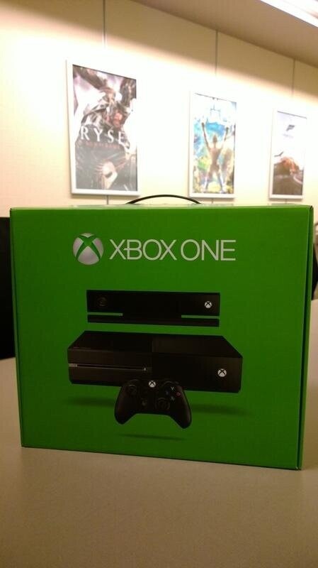 Microsofts Larry Hryb hat ein Foto der ersten regulär produzierten Xbox One ins Netz gestellt.