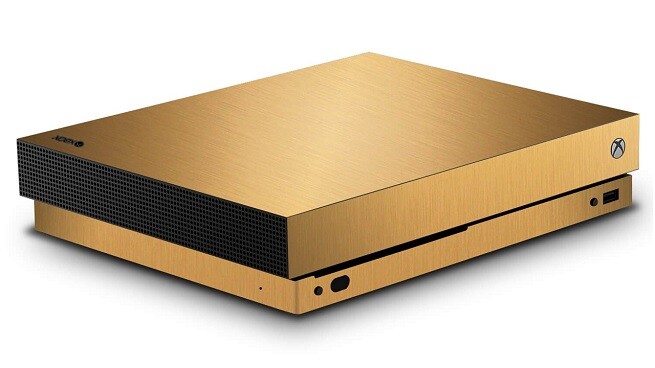 Microsoft verlost eine mit Gold überzogene Xbox One X (Bild: Xtreme Skins).