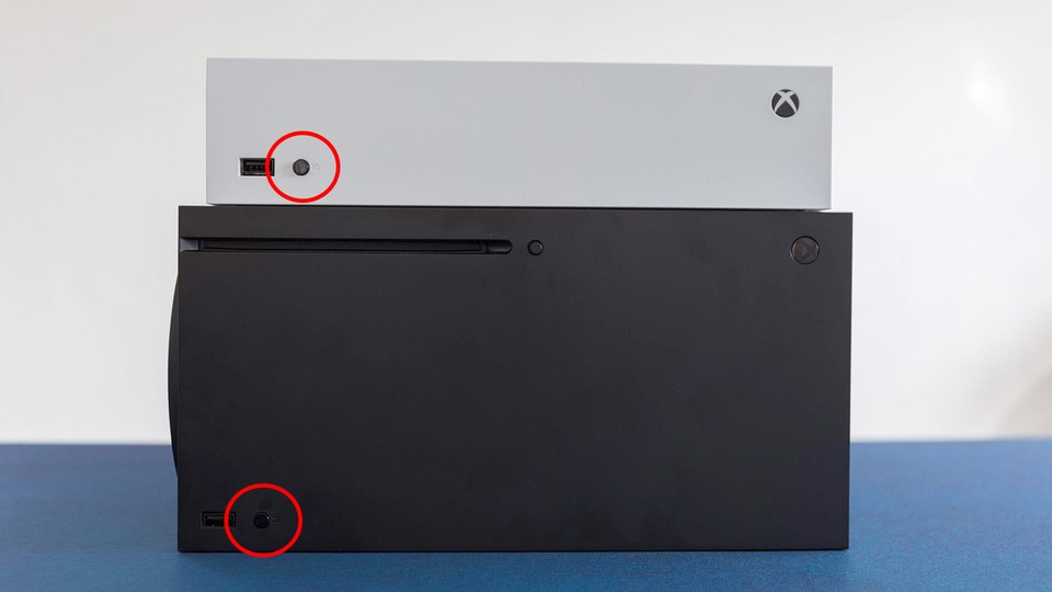 Die Verbindungstasten von Xbox Series S (oben) und Series X (unten) rot markiert.