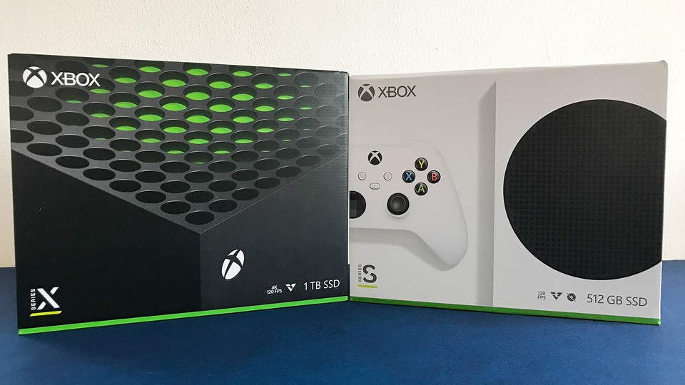 Die Verpackungen der beiden Xbox-Modelle.