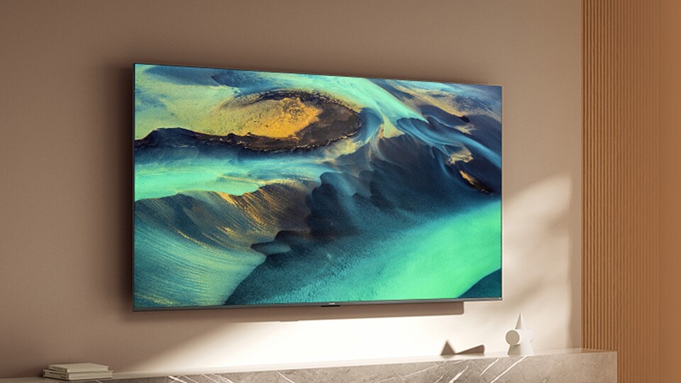 Der 4K-TV Xiaomi F Pro macht sich auch gut an der Wand, selbstverständlich werden aber Standfüße mitgeliefert.