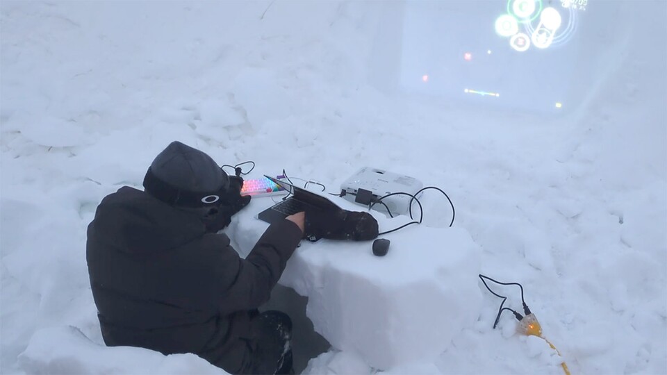 Dieser Forscher hat aus dem Schnee ein frostiges Gaming-Setup gebaut.