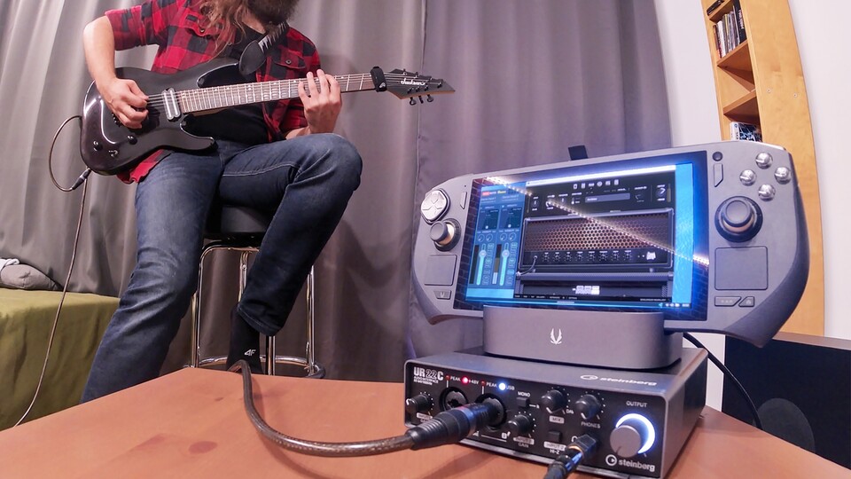 Mein Kollege Benny verwendet den Zotac Zone sogar zum Gitarre spielen.