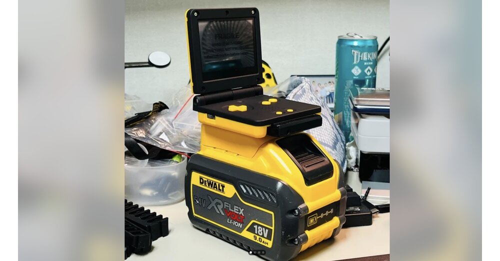 -Das-Bl-deste-was-ich-je-gesehen-habe-ich-will-es-Dieser-GBA-l-uft-mit-Mega-Akku-von-einem-Akkuschrauber-und-das-Design-ist-perfekt-darauf-abgestimmt