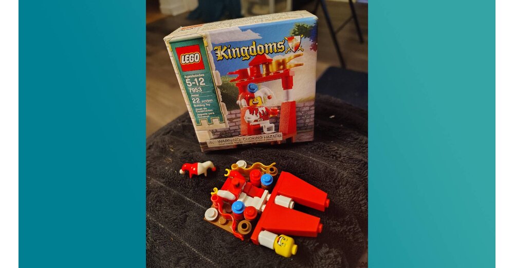 LEGO-Fan-bastelt-Millennium-Falken-aus-einem-Mittelalterset-mit-nur-22-Teilen-und-man-kann-das-Raumschiff-tats-chlich-erkennen