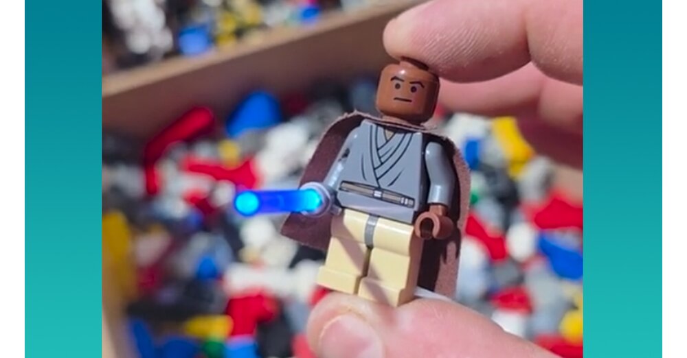 LEGO-Sammler-kramt-20-Jahre-alte-seltene-Mace-Windu-Figur-aus-einer-Kiste-und-ihr-Lichtschwert-leuchtet-noch-immer-wenn-auch-in-der-falschen-Farbe
