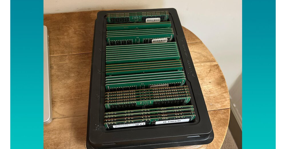 Gl-ckspilz-wird-f-r-Job-mit-34-RAM-Sticks-und-nagelneuen-SSDs-entlohnt-die-16-000-Euro-wert-sind-Ich-wurde-noch-nie-in-Gold-bezahlt-