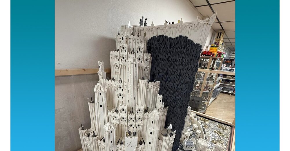 Dieses-Minas-Tirith-Modell-aus-LEGO-stellt-schon-jetzt-das-offizielle-Herr-der-Ringe-Set-in-den-Schatten-besteht-aus-100-000-Steinen-und-der-Aufbau-dauerte-768-Stunden