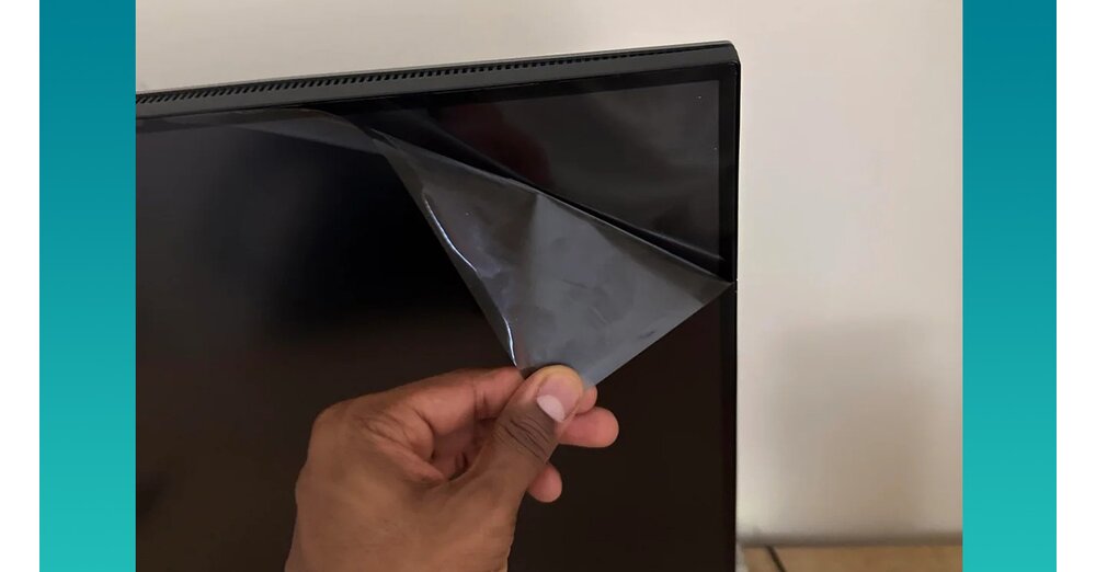 -Ich-bin-so-sauer-auf-mich-Spieler-kauft-sich-4K-Monitor-und-will-nur-die-Schutzfolie-abziehen-macht-den-Bildschirm-damit-direkt-kaputt