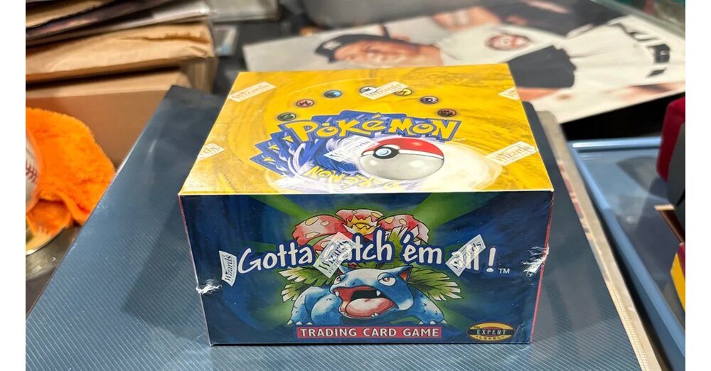 Gl-ckspilz-will-nur-Lagereinheit-mit-Sportartikeln-ersteigern-findet-darin-versiegelte-Pok-mon-TCG-Box-die-heute-ber-23-000-Euro-wert-ist-Wortw-rtlich-der-Jackpot-