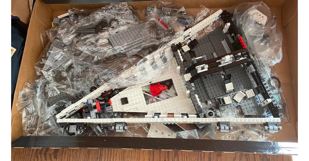 Lego-Gl-ckspilz-hat-als-Kind-seinen-halbfertigen-Sternenzerst-rer-verloren-weil-die-Eltern-ihn-einlagern-mussten-nach-15-Jahren-findet-er-ihn-in-perfektem-Zustand-wieder