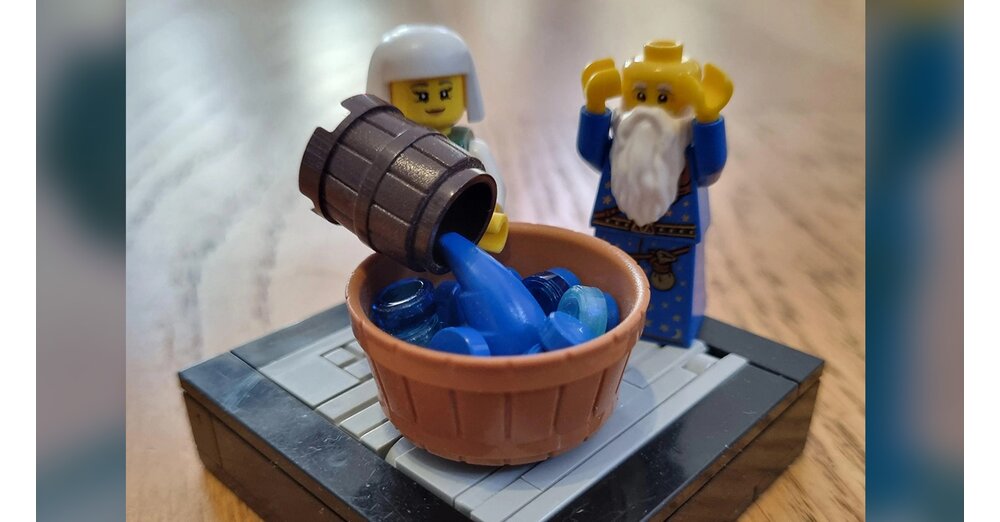 LEGO-Schlitzohr-nimmt-einfach-einen-Zaubererhut-um-flie-endes-Wasser-darzustellen-und-es-ist-so-simpel-wie-genial-27-000-Leute-feiern-es