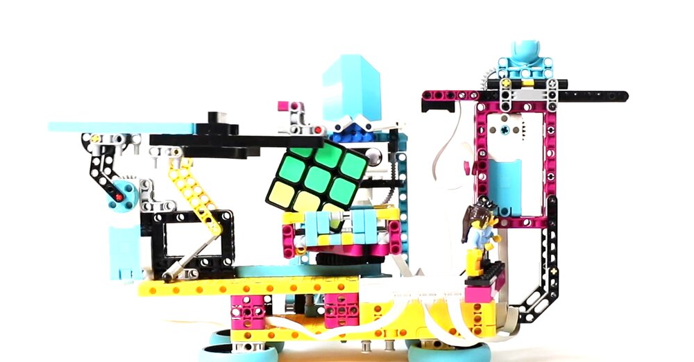 Diese-LEGO-Maschine-kann-Zauberw-rfel-l-sen-und-ihr-dabei-zuzuschauen-ist-hypnotisch-faszinierend