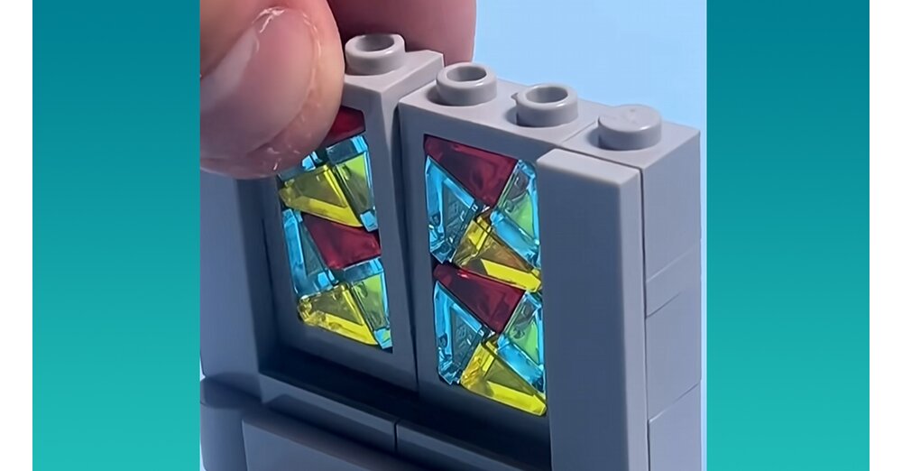 LEGO-Fan-baut-cooles-Buntglasfenster-mit-illegaler-Technik-ohne-ein-einziges-Teil-zusammenzustecken-und-52-000-Leute-feiern-ihn-daf-r